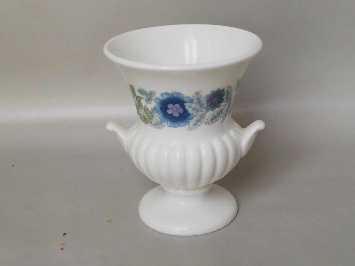 Antike Wedgwood Miniaturvase, Amphorenform mit Blumengirlanden – Gesamtansicht, Vintage England 1960er