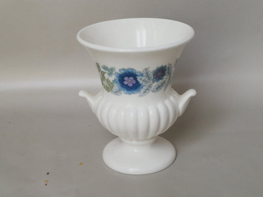 Antike Wedgwood Miniaturvase, Amphorenform mit Blumengirlanden – Gesamtansicht, Vintage England 1960er