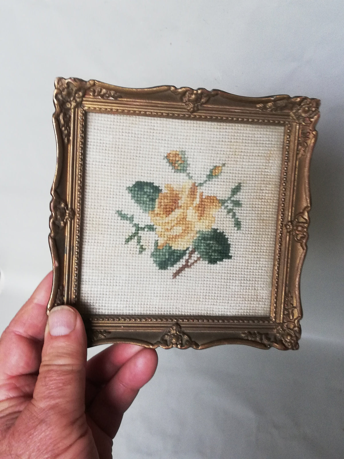 Rosenstickerei von schräg