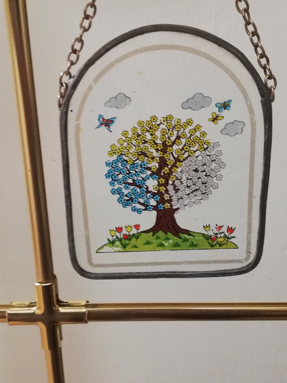Frühlings-Glasbild an der Wand im Schlafzimmer