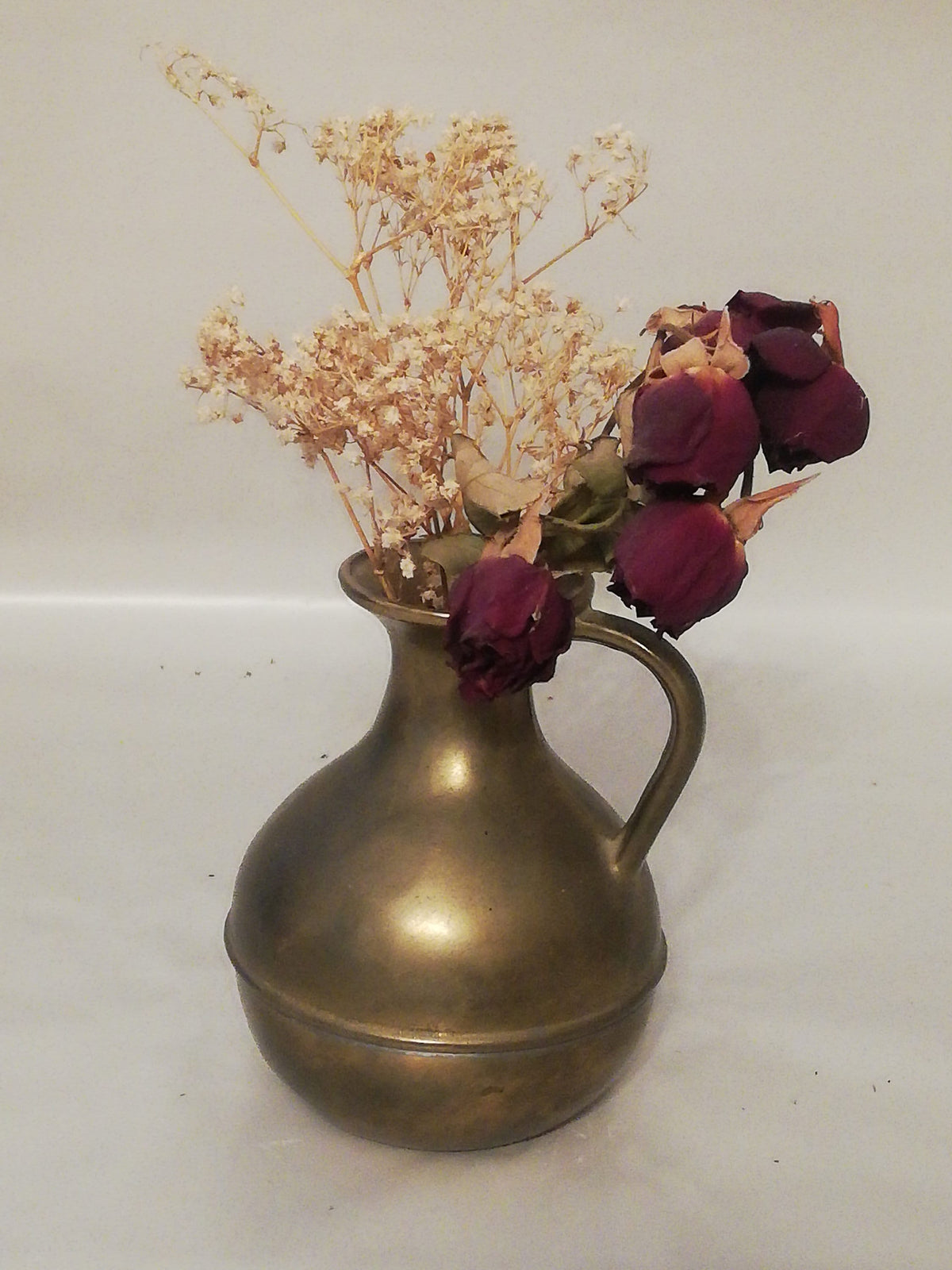 Messingvase mit Trockenblumen