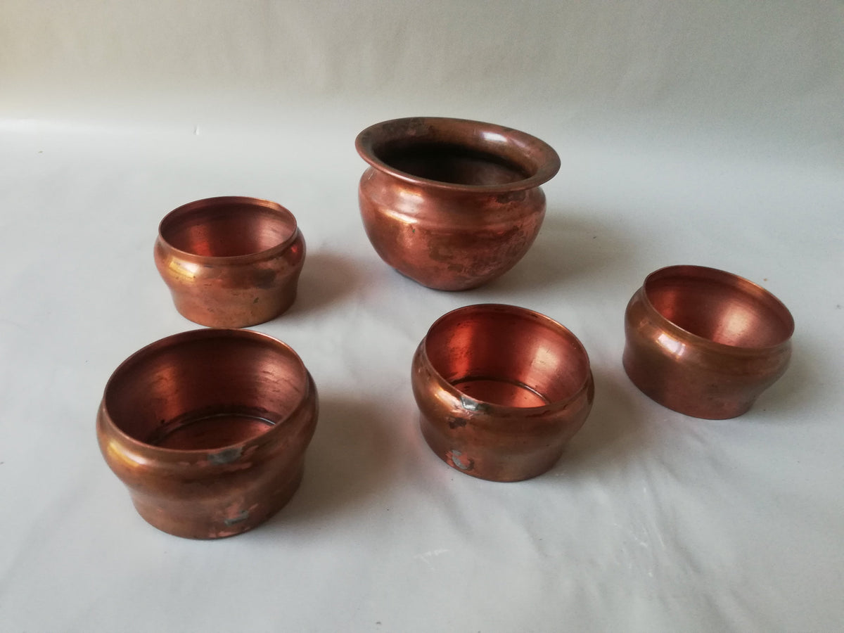 Fünf kleine Kupfertöpfe mit Patina, Gesamtansicht