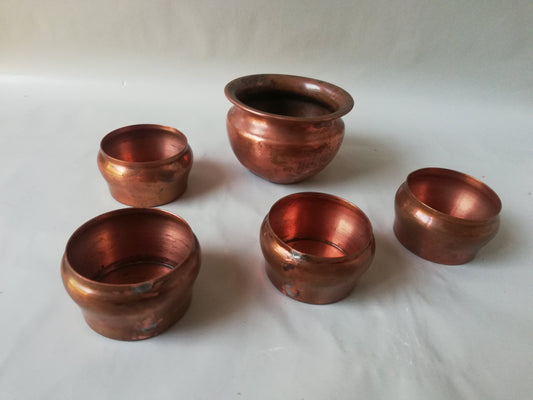 Fünf kleine Kupfertöpfe mit Patina, Gesamtansicht