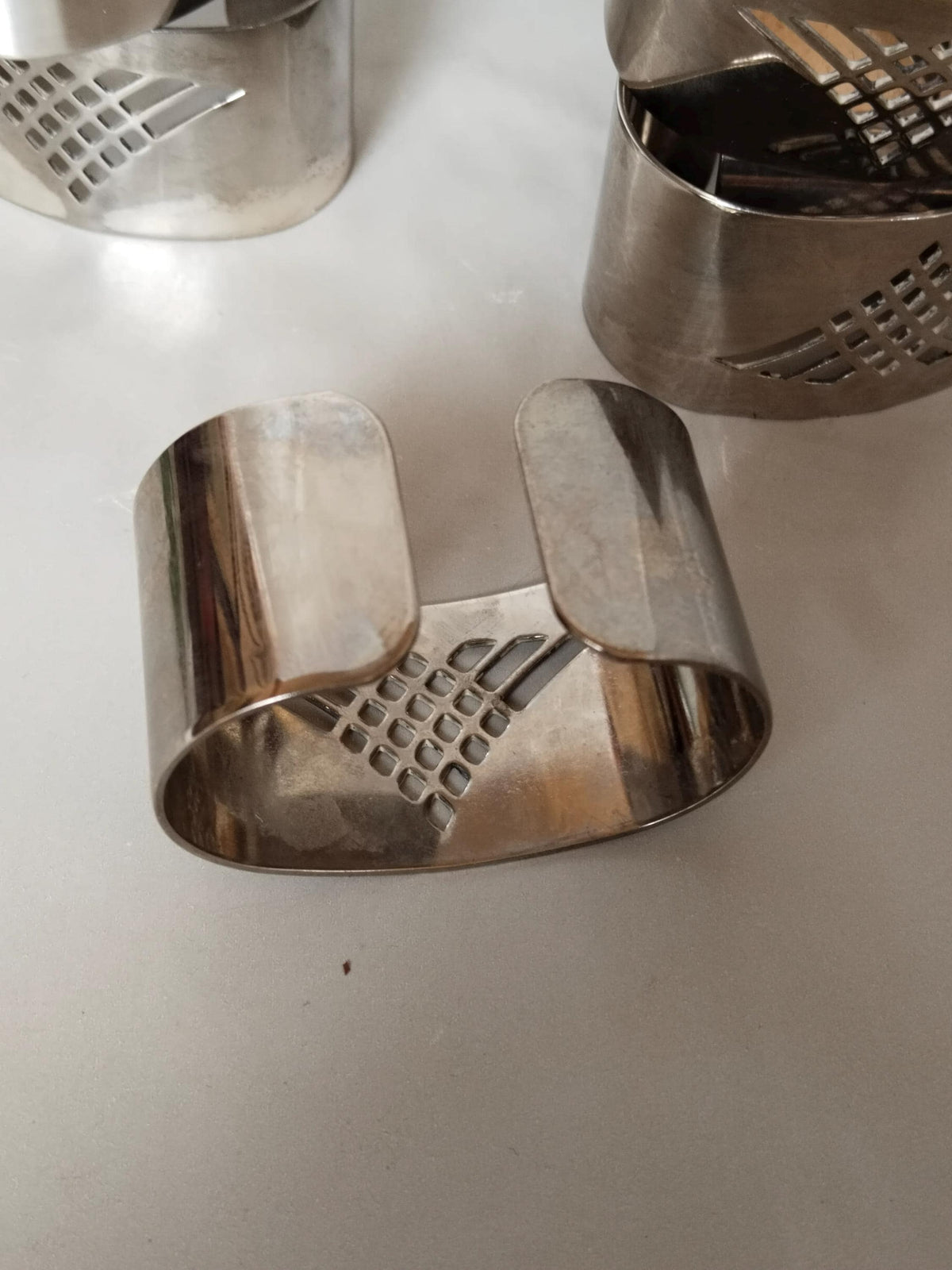 Serviettenring mit weißer Stoffserviette