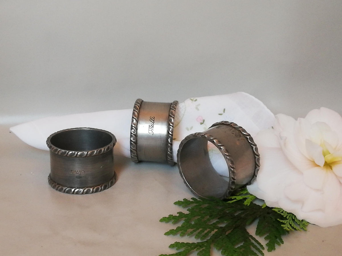 Ringe auf gedecktem Tisch