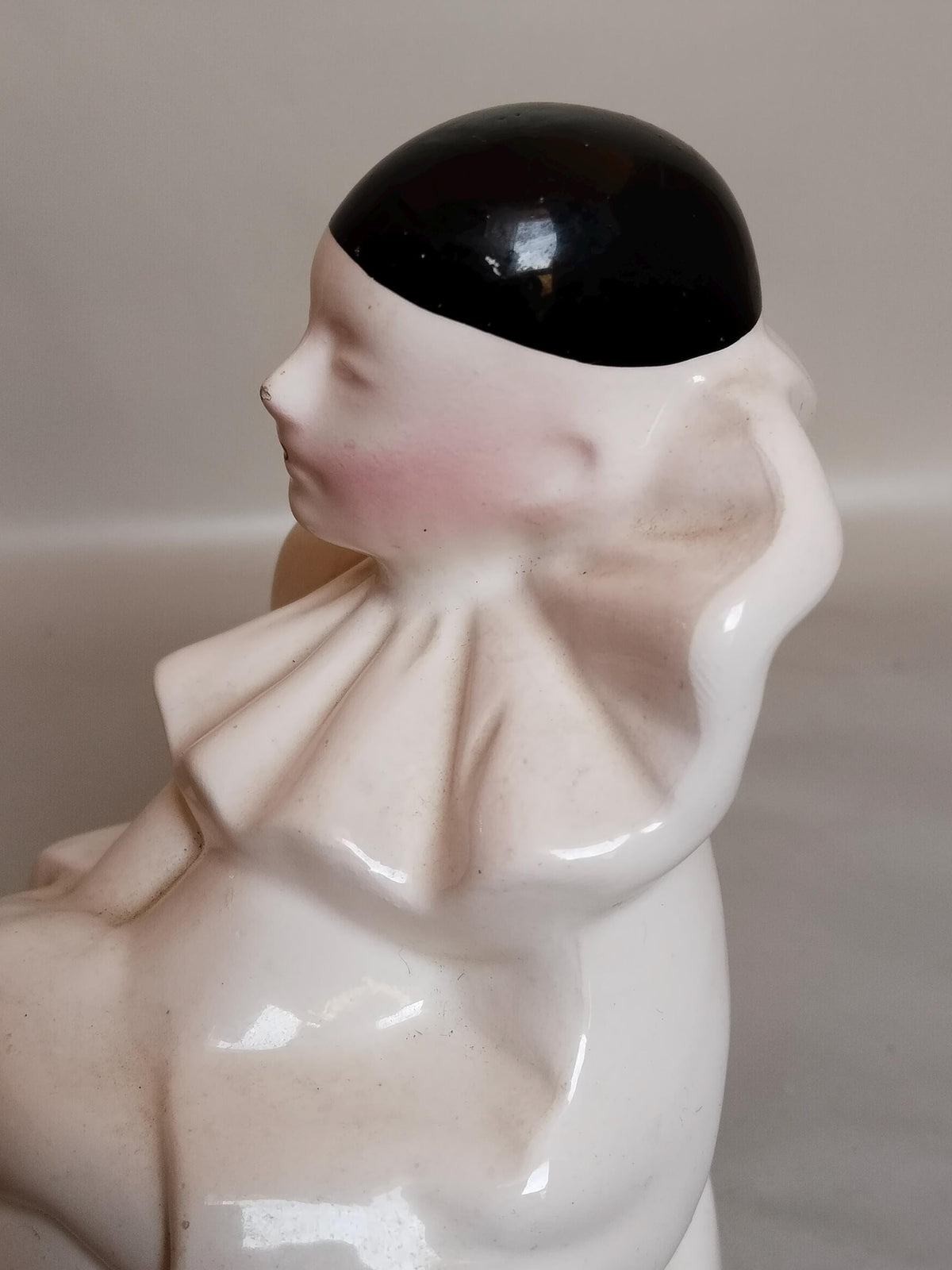 Rückansicht des sitzenden Pierrot