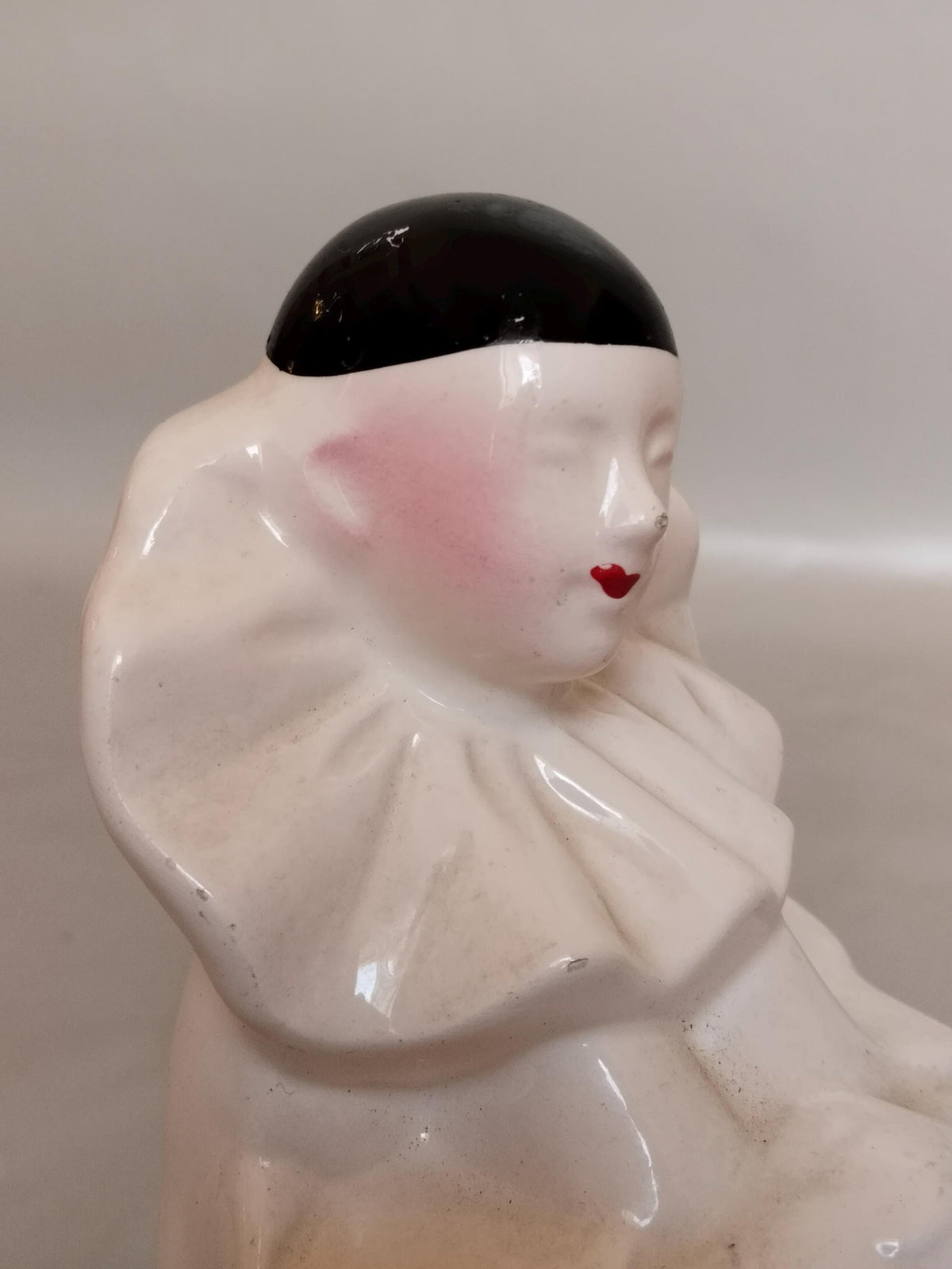Pierrot auf dem Regal