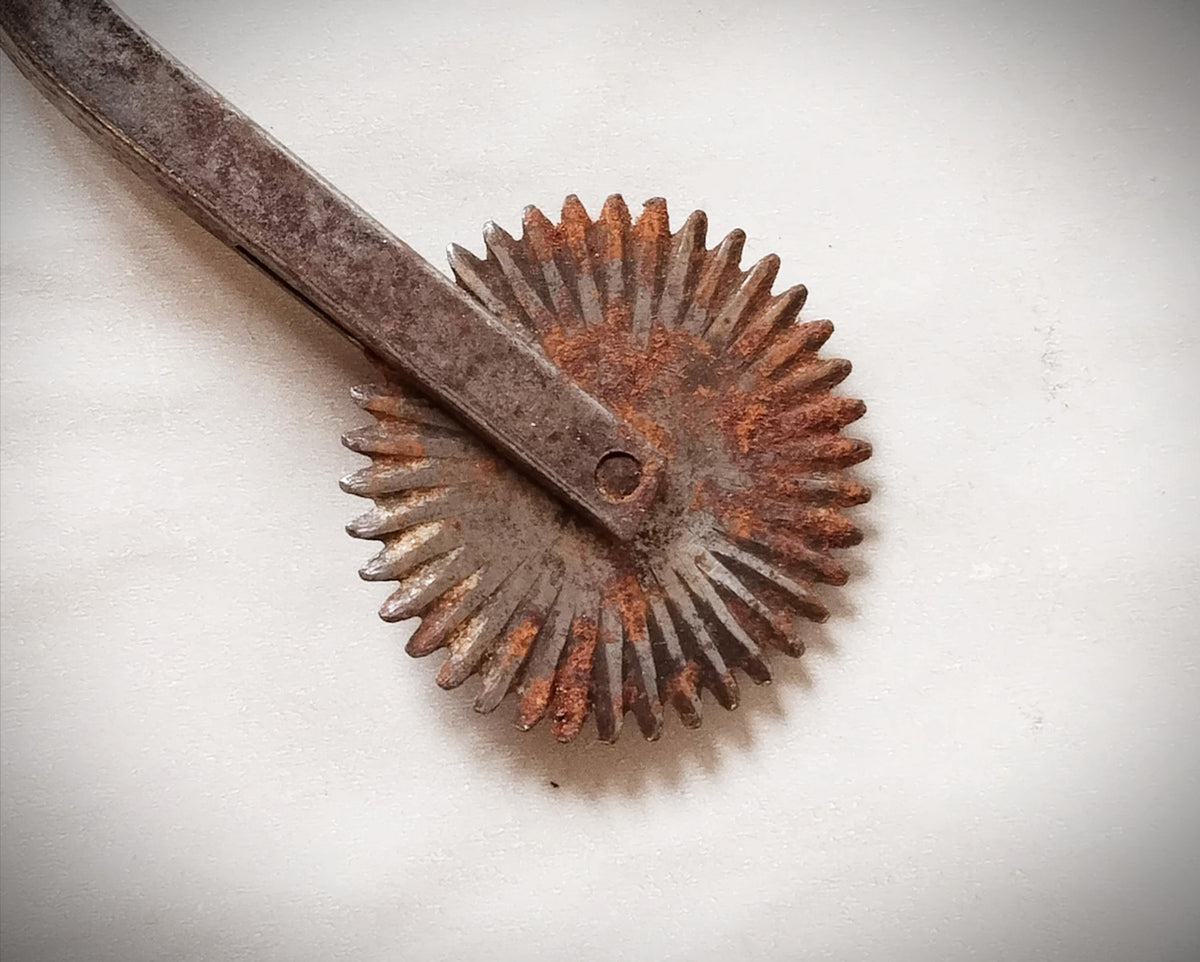 Antique copy wheel approx. 110 years old – Perfect for collectors and tailors – Nostalgic gift