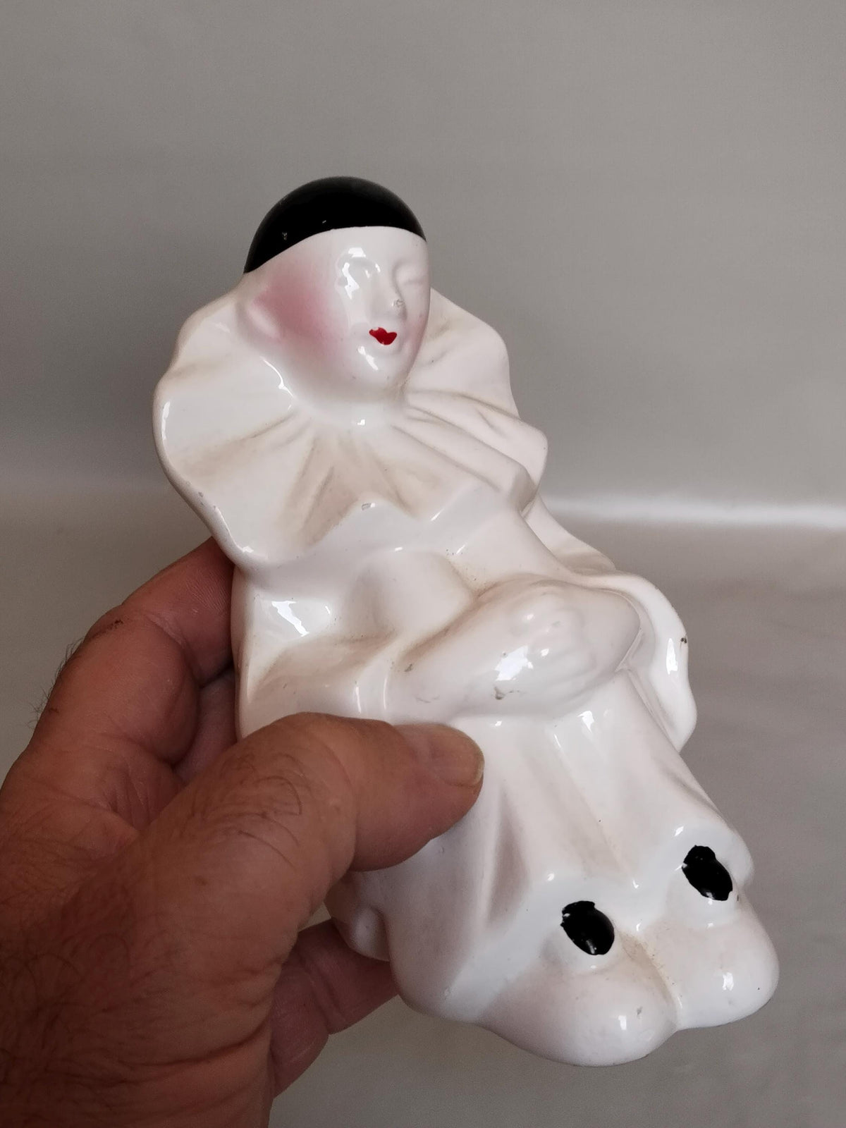 Sitzender Pierrot von schräg oben