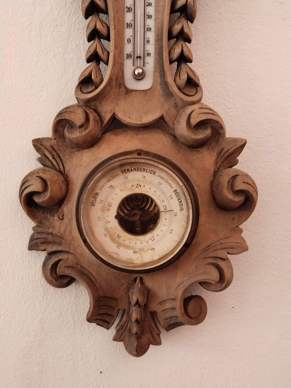 Rückwand mit Schrauben des Barometers