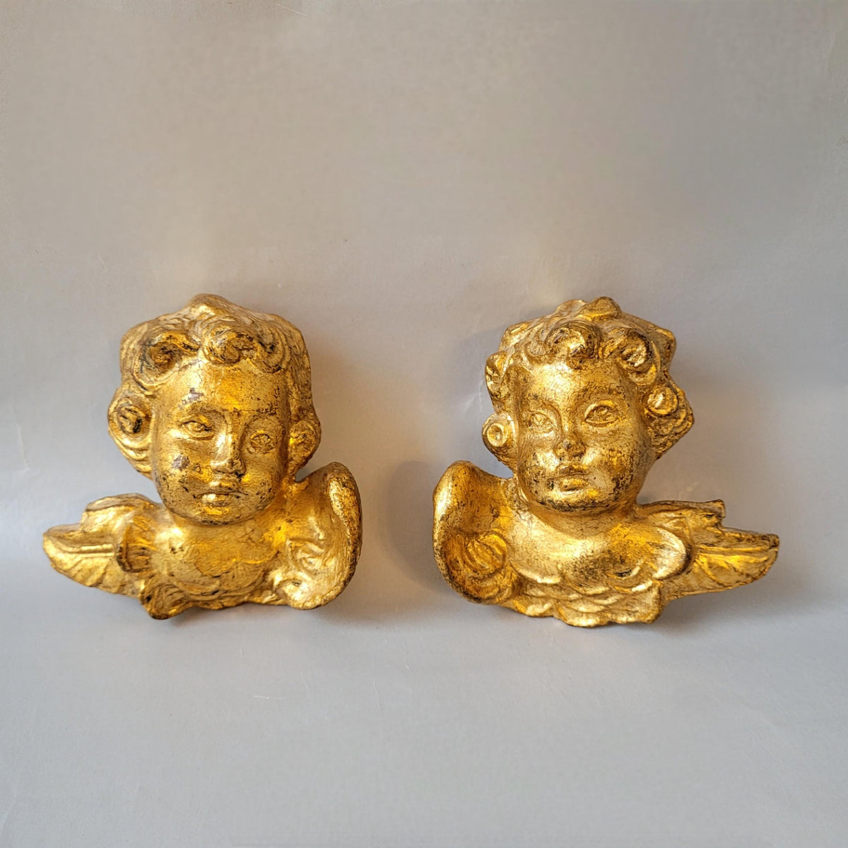 Goldener Engelskopf von schräg