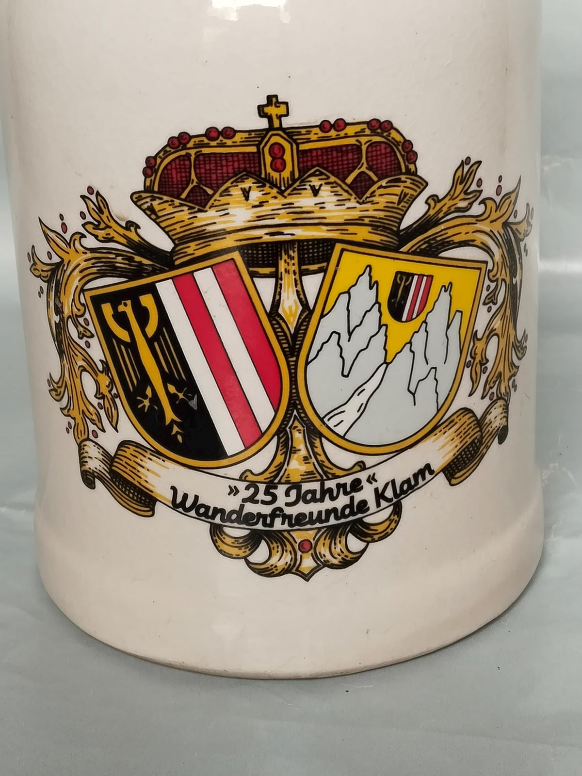 Daumenrast am Zinndeckel