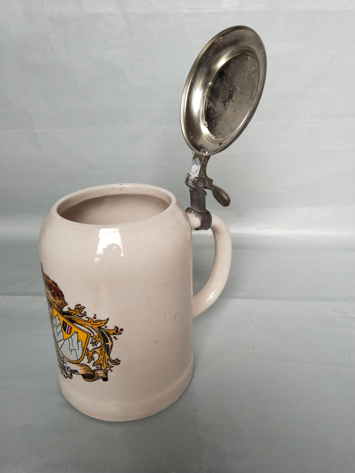 Krug mit Maßband, Höhe 16 cm