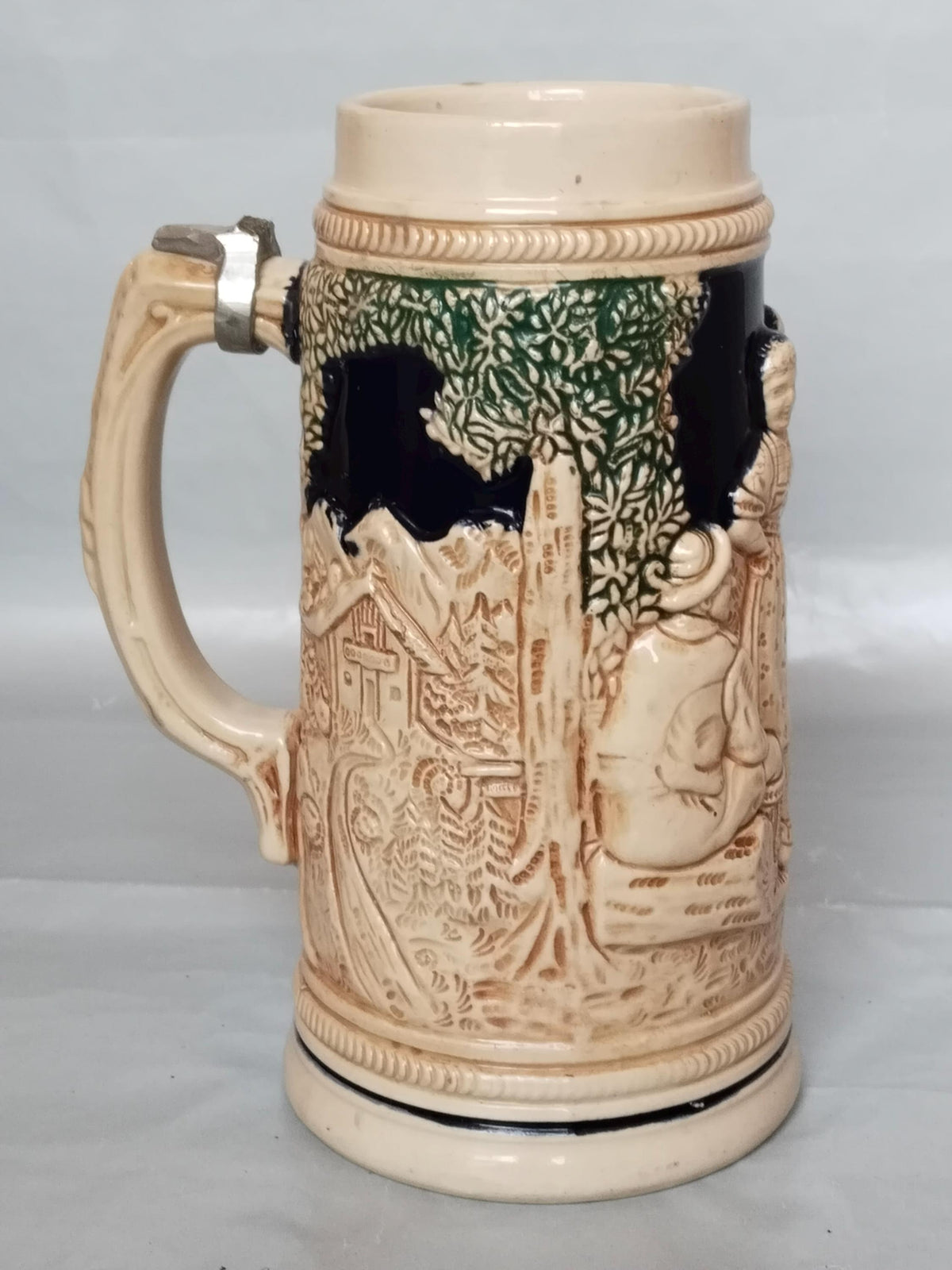 Rückseite des Bierkrugs mit Relief