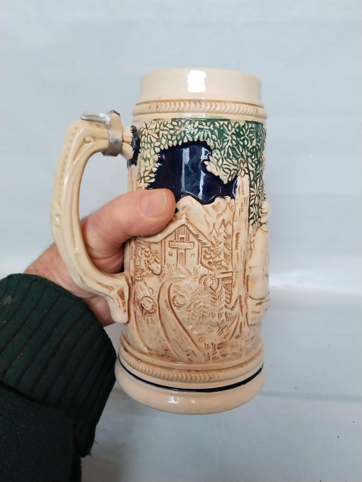 Relief-Bierkrug von schräg oben