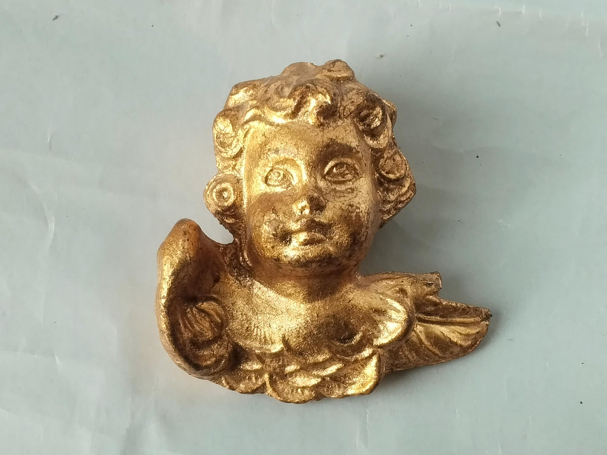 Goldfarbener Engelskopf mit Öse, Gesamtansicht