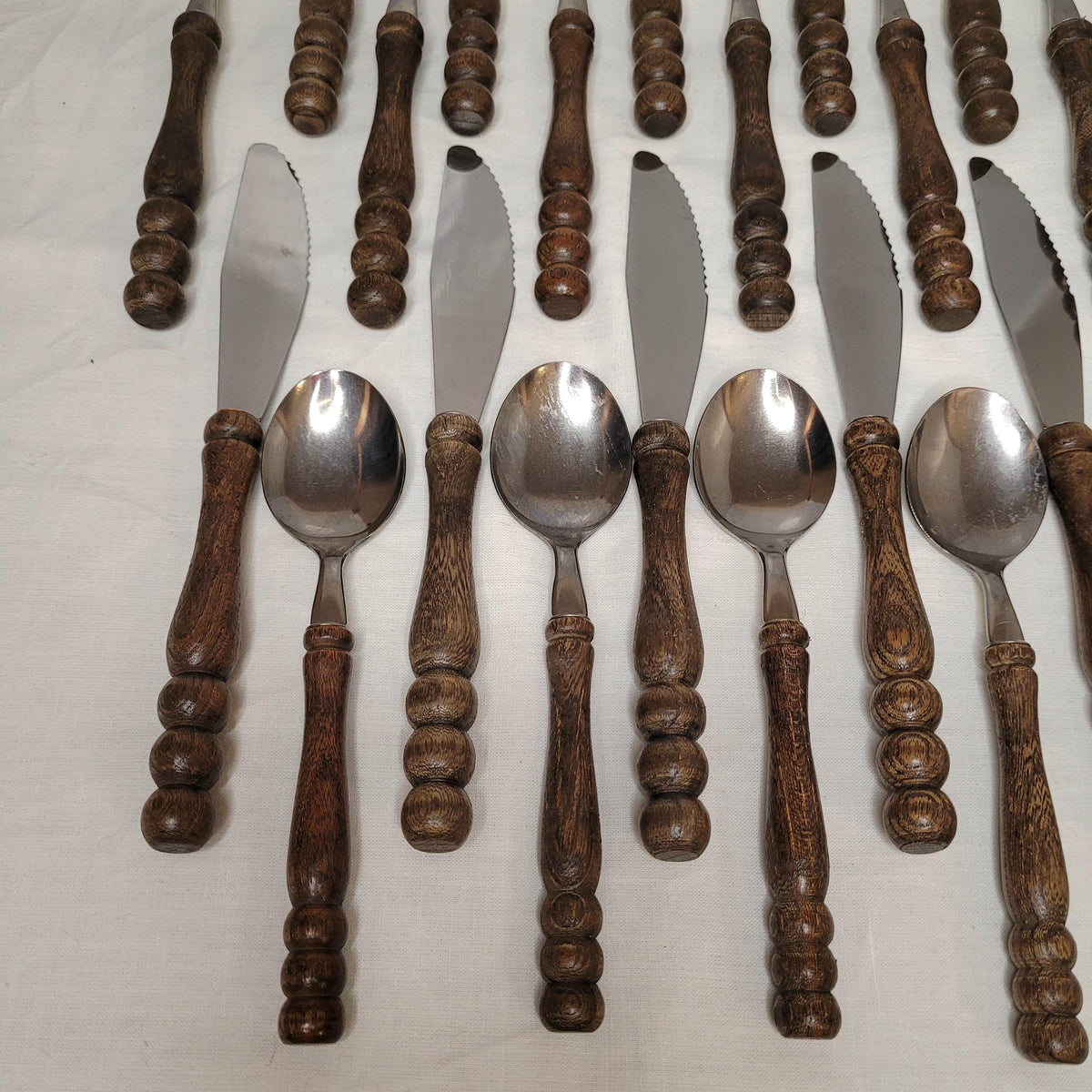 Messer mit gezahnter Klinge und Holzgriff