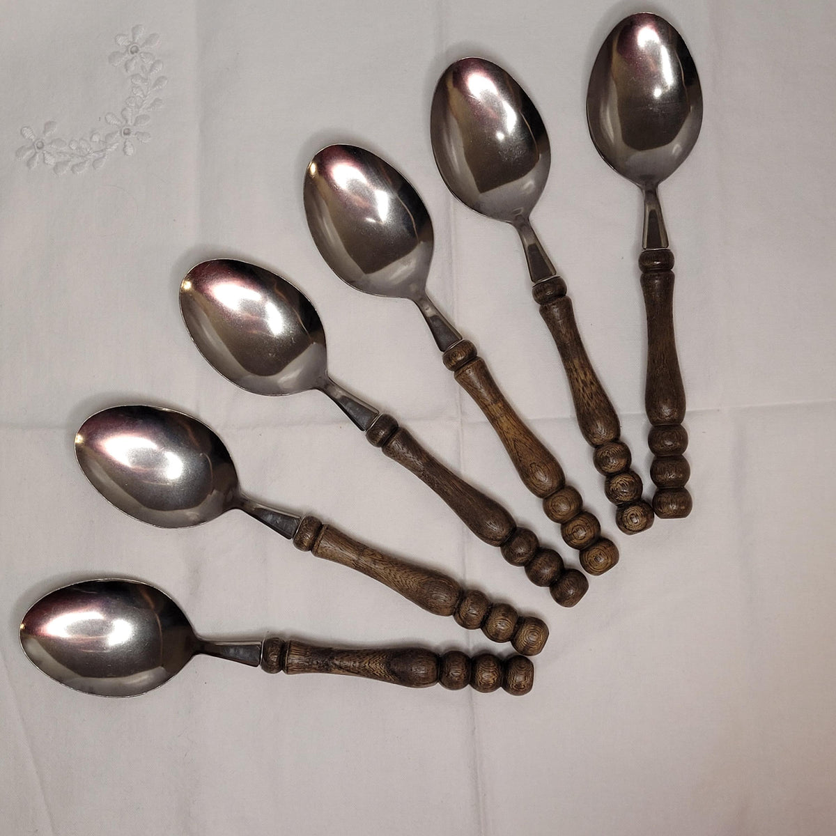 Esslöffel und Teelöffel des Sets nebeneinander