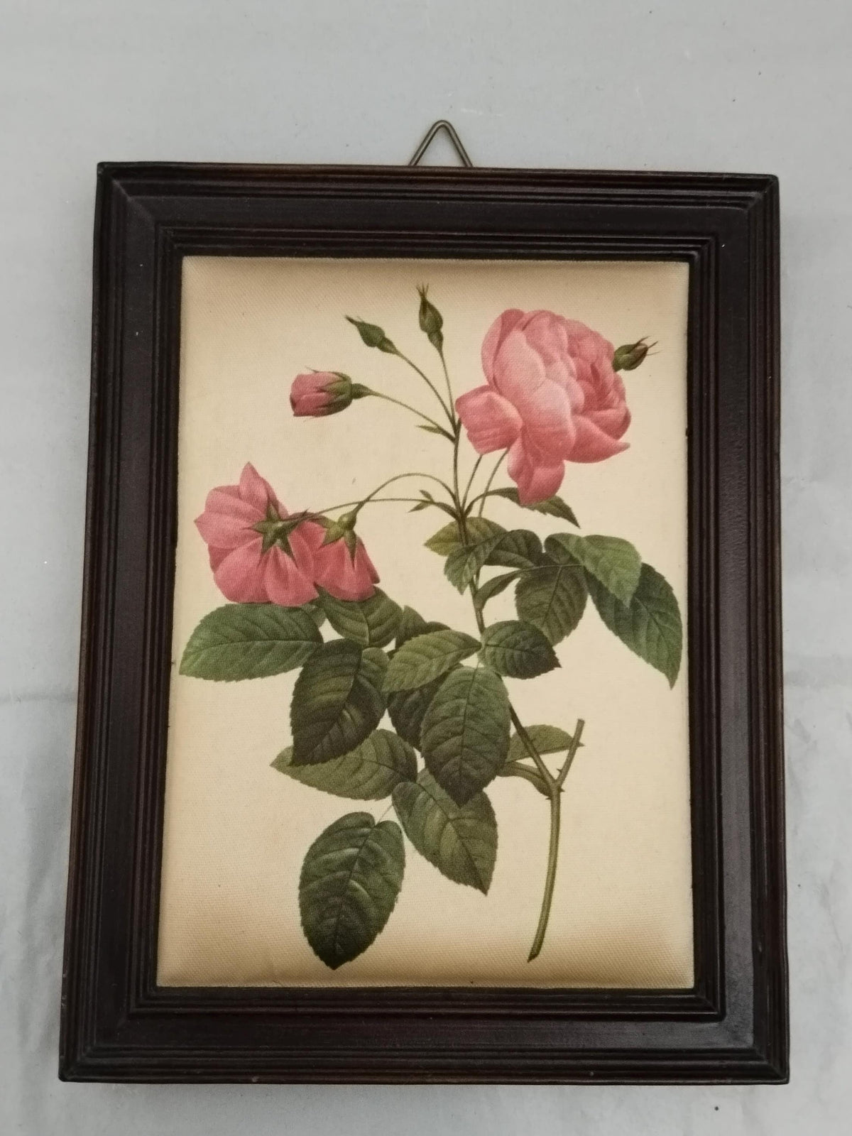 Detail des gedruckten Rosenmotivs auf Seide