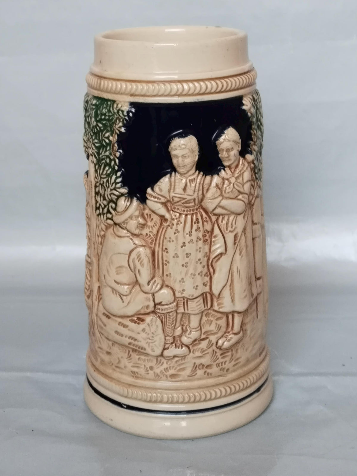 Reliefszene mit Kirche und Dorfbewohnern