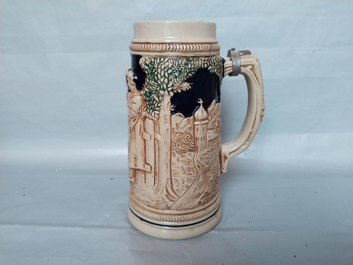Keramik-Bierkrug mit Relief Dorfleben, Gesamtansicht