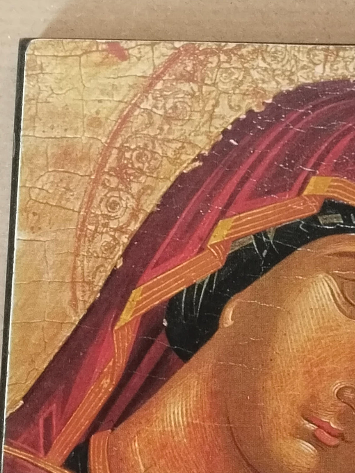 Rückseite des Madonnenbilds mit Bohrung zum Aufhängen