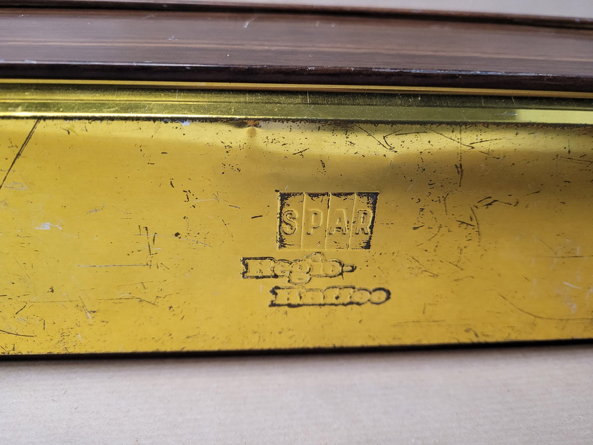 Geöffnete Kaffeedose mit goldfarbenem Inneren
