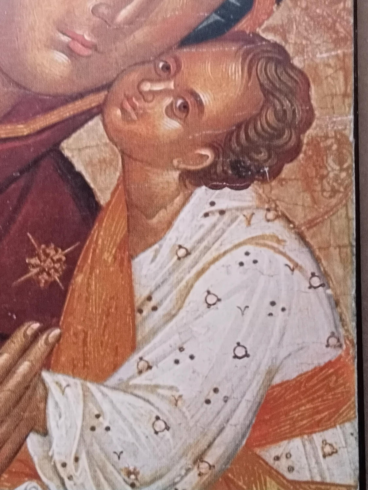 Marienbild an der Wand als spirituelle Dekoration