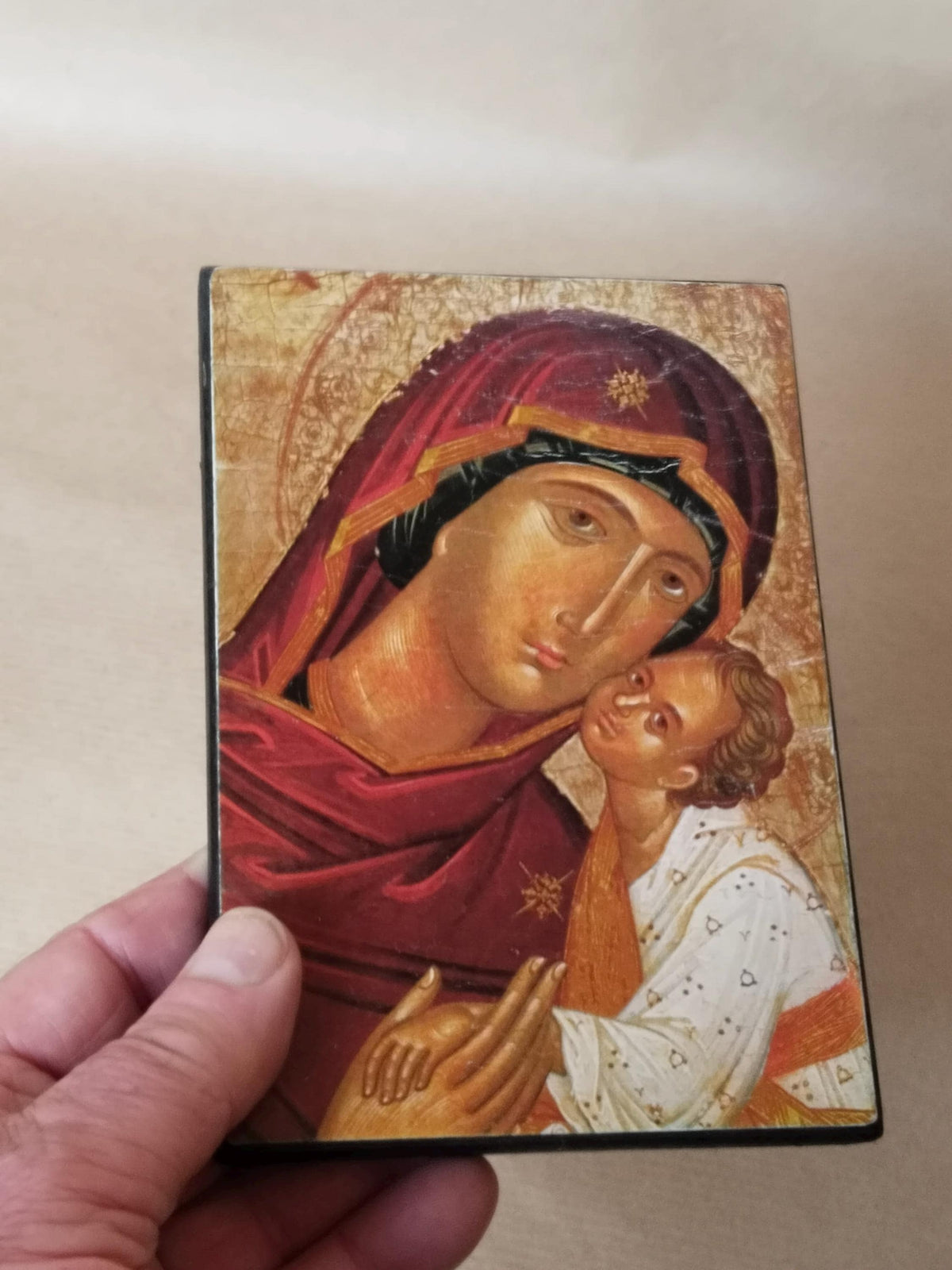 Schräge Ansicht des religiösen Bildes auf Holz