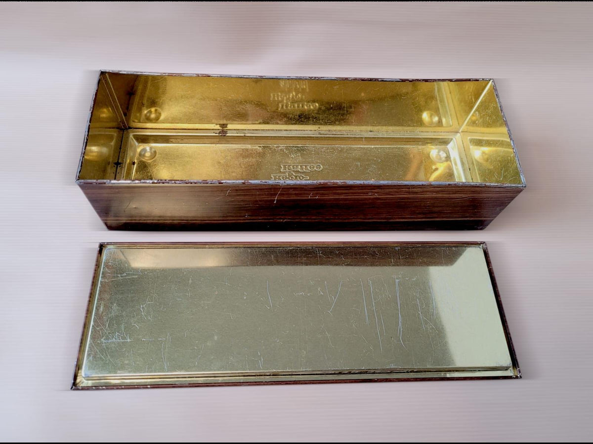 Seitenansicht der 28,5 cm langen Blechdose