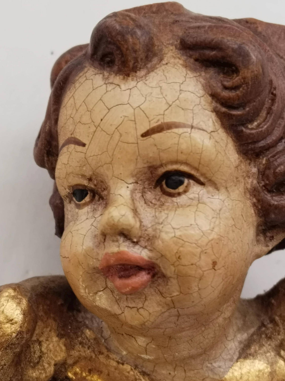 Detail des handgeschnitzten Gesichts aus Holz