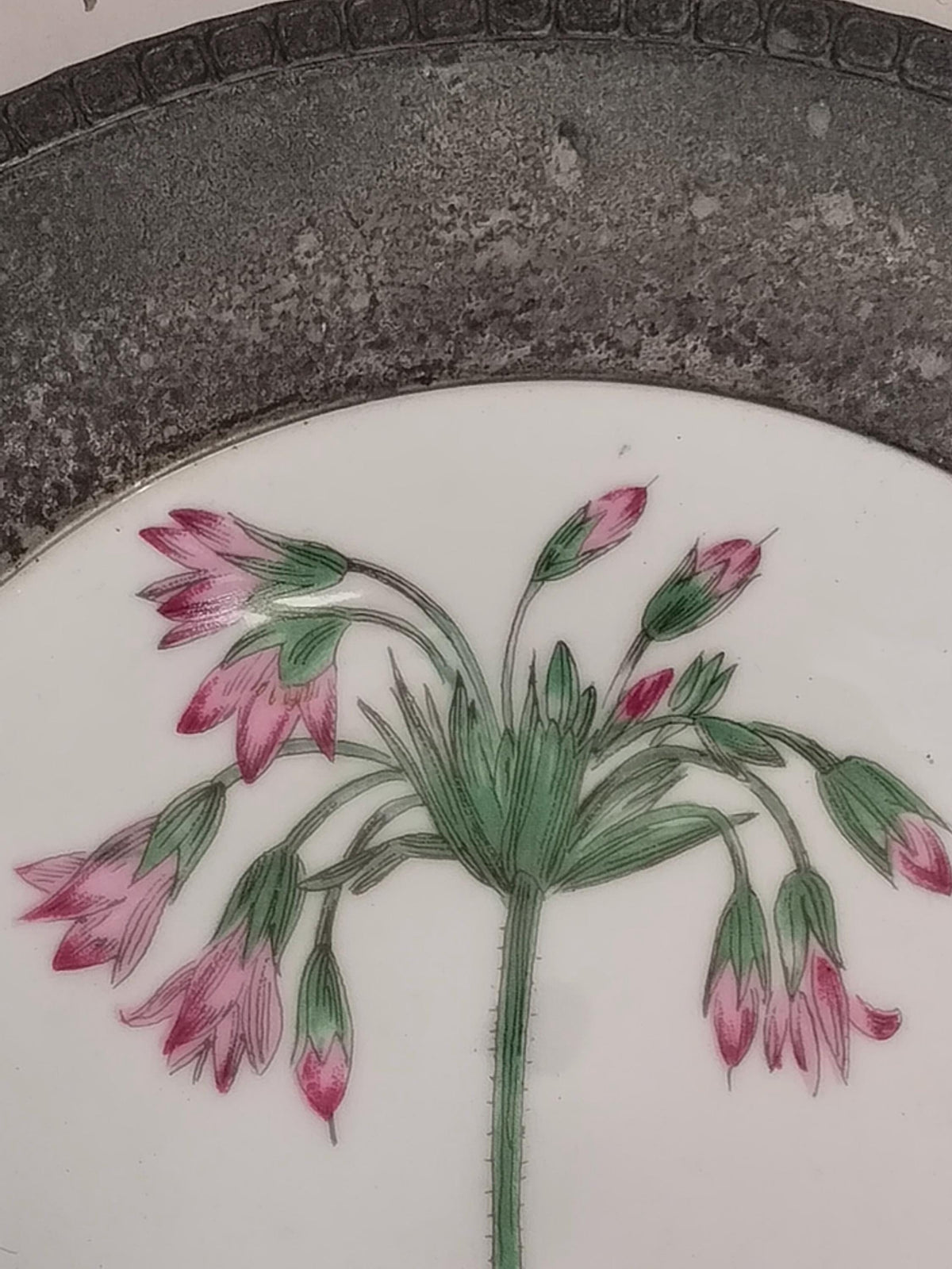 Schwarzenhammer Teller mit violetten Blüten, Landhaus-Wanddeko mit Zinnfassung
