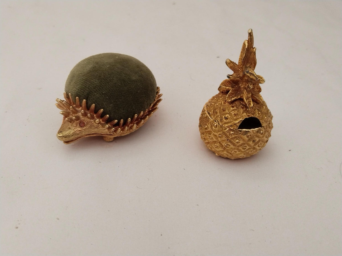 Vergoldetes Näh-Set Igel-Nadelkissen und Ananas-Döschen, Gesamtansicht