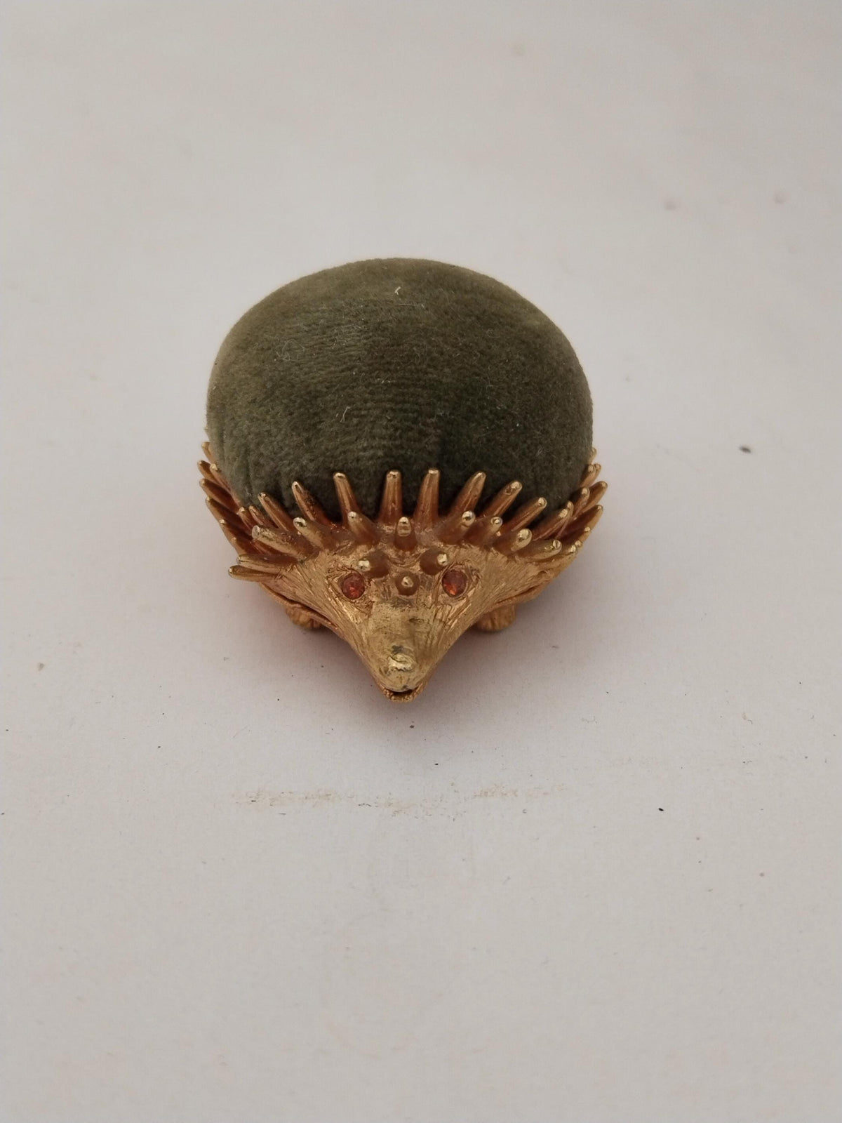 Goldener Igel mit Samtpolster