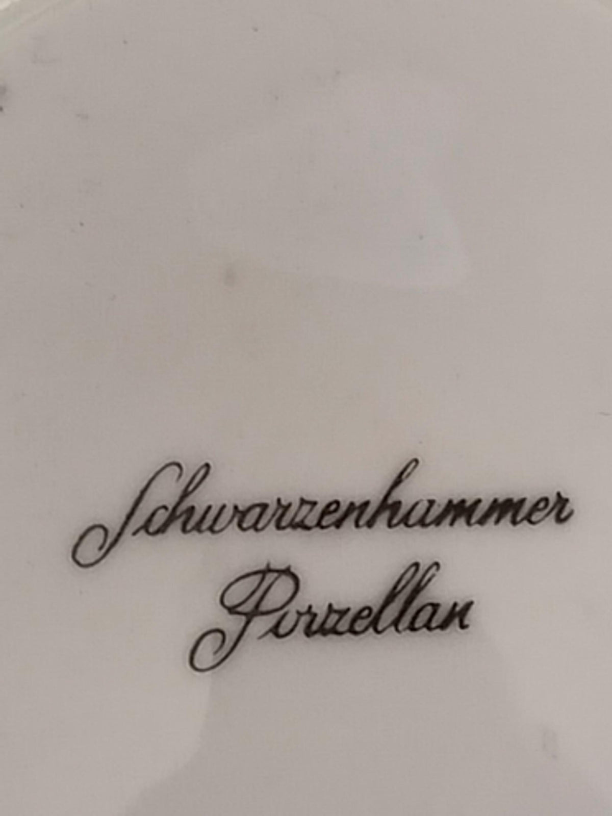 Seitenansicht des Wandtellers mit Zinnrahmen, Höhe 3,5 cm