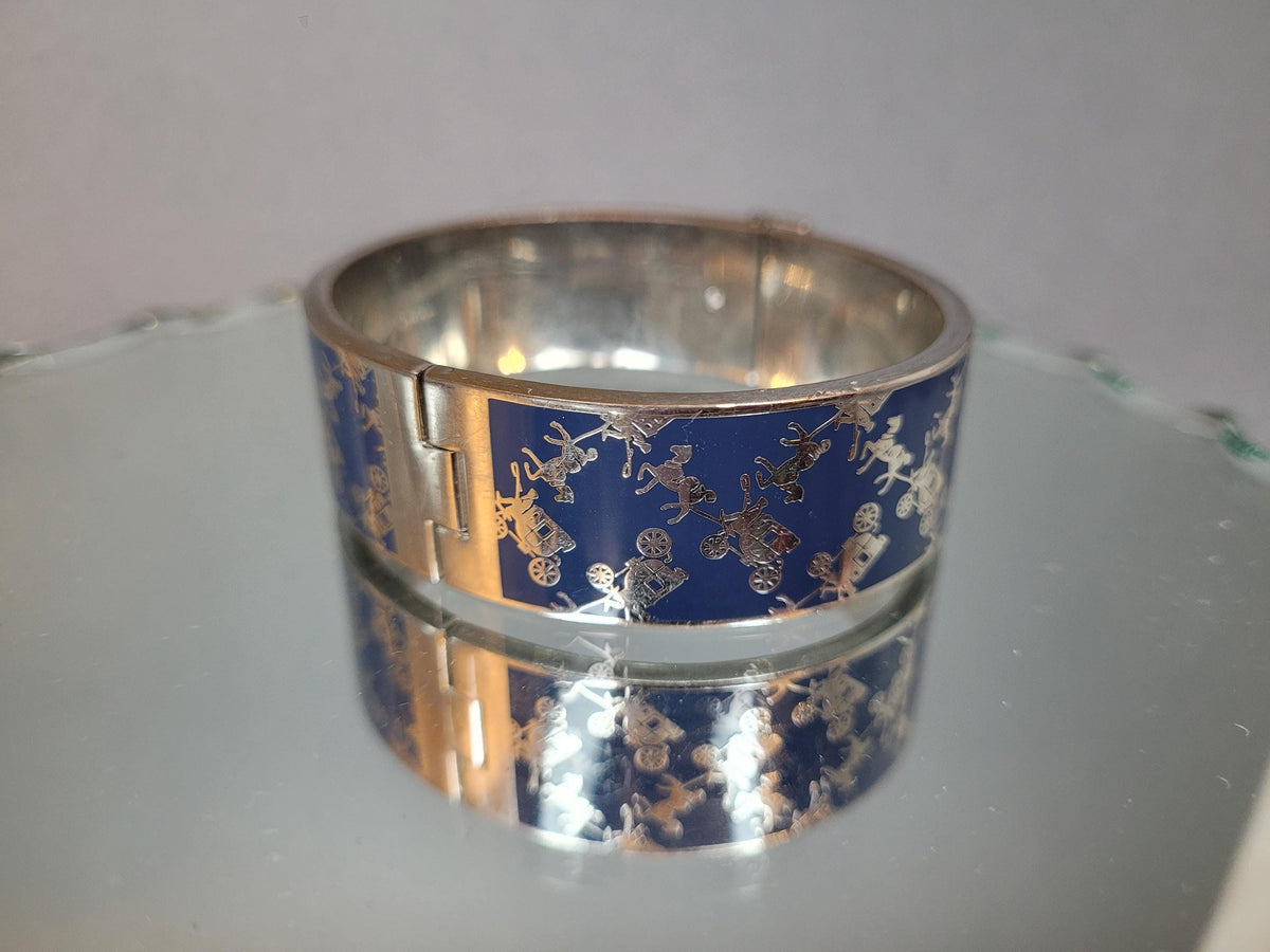 Vintage Coach Emaille-Armband mit Kutschenmotiv – Gesamtansicht, blauer Grund