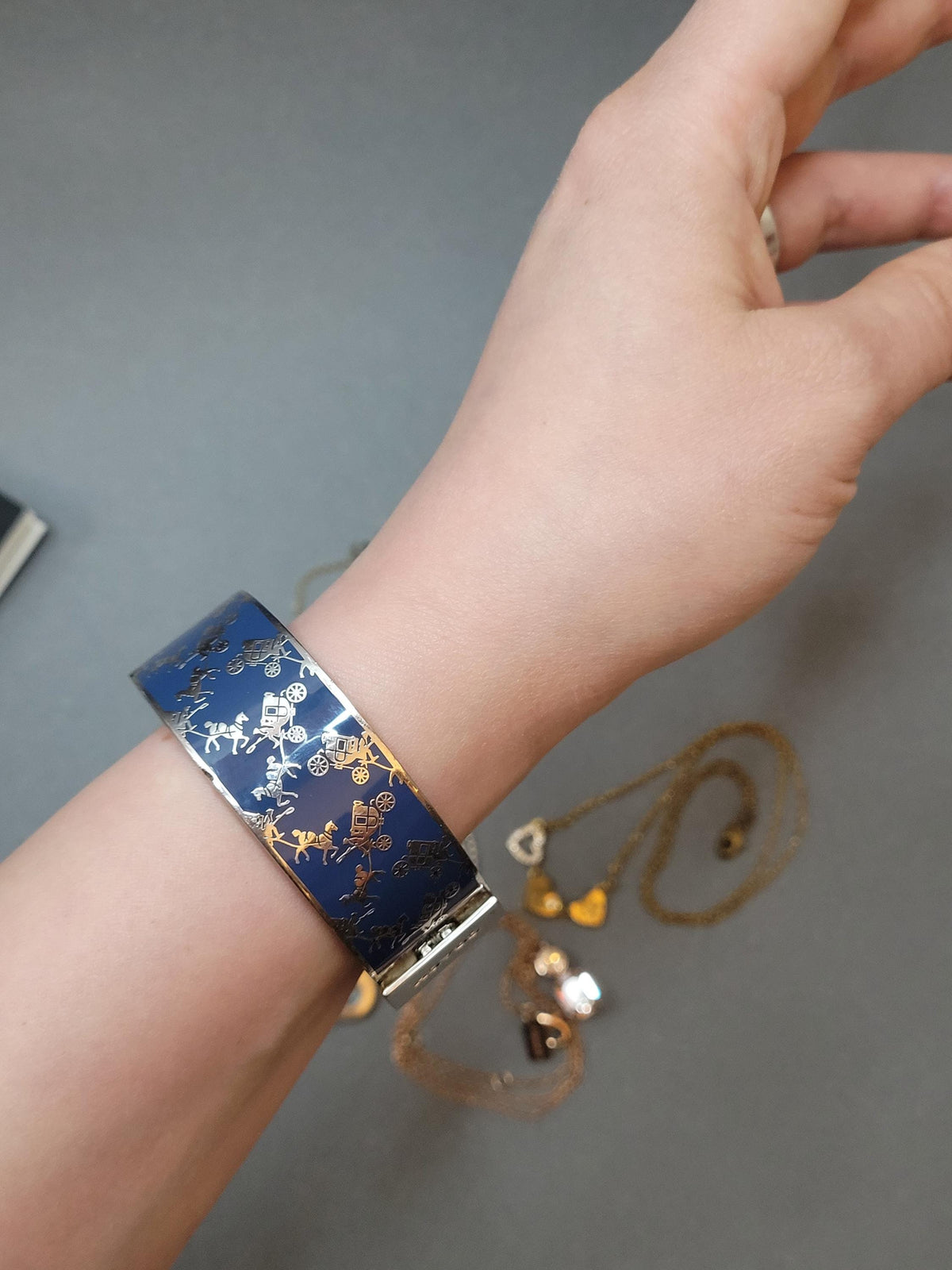 Silberfarbene Fassung des Armbands im Detail
