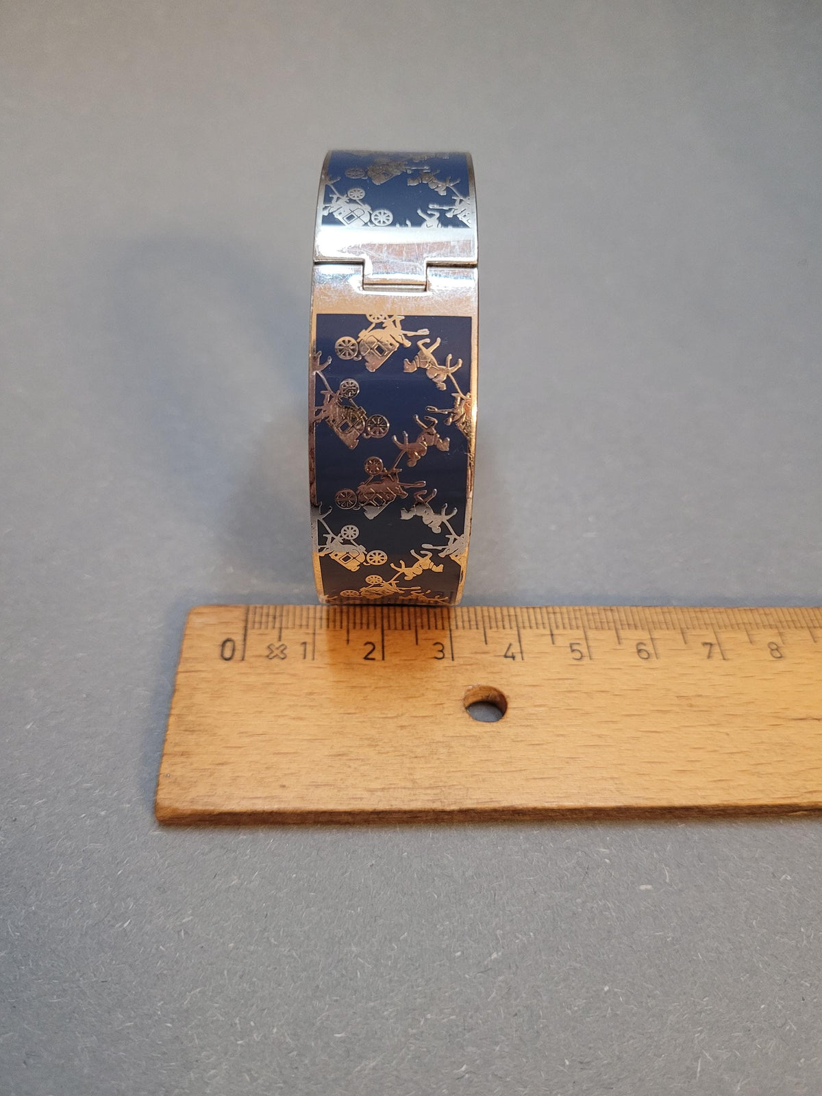 Seitenansicht des Emaille-Armbands