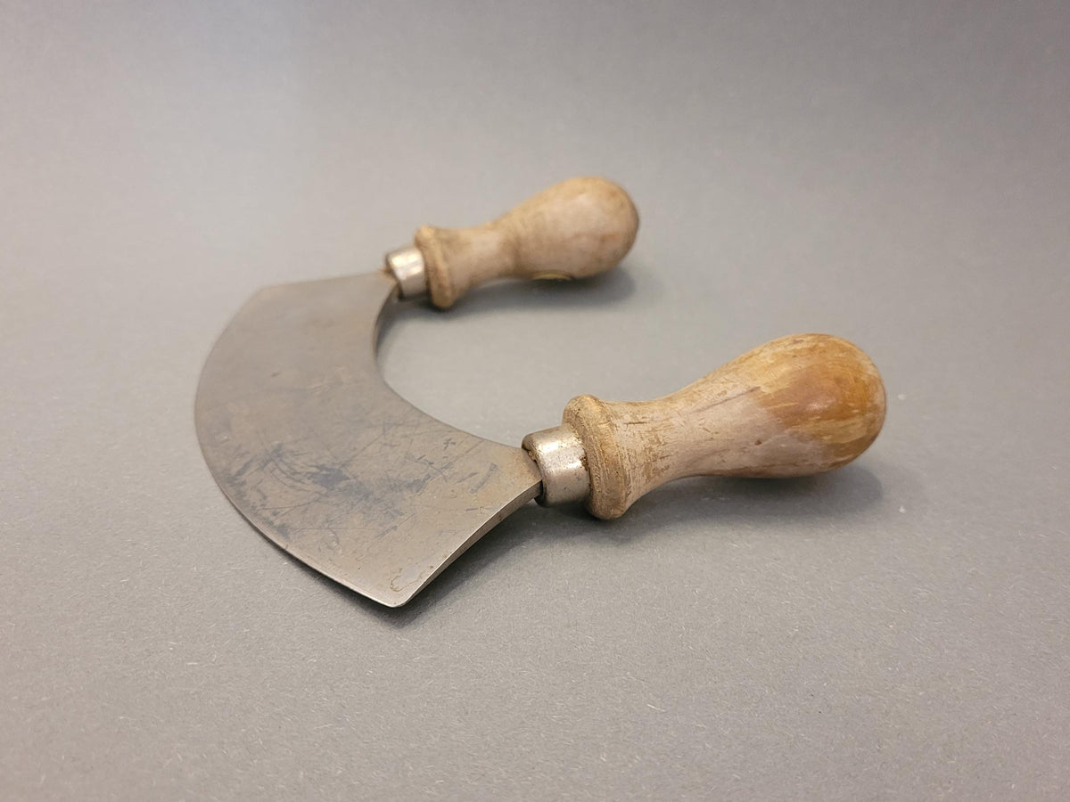 Zwei glatte Holzgriffe des Mezzaluna im Detail