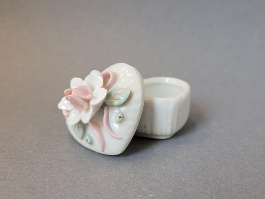 Herzförmige Porzellan-Schmuckdose mit Blumendekor, Pastellfarben – Gesamtansicht, Vintage 1980er