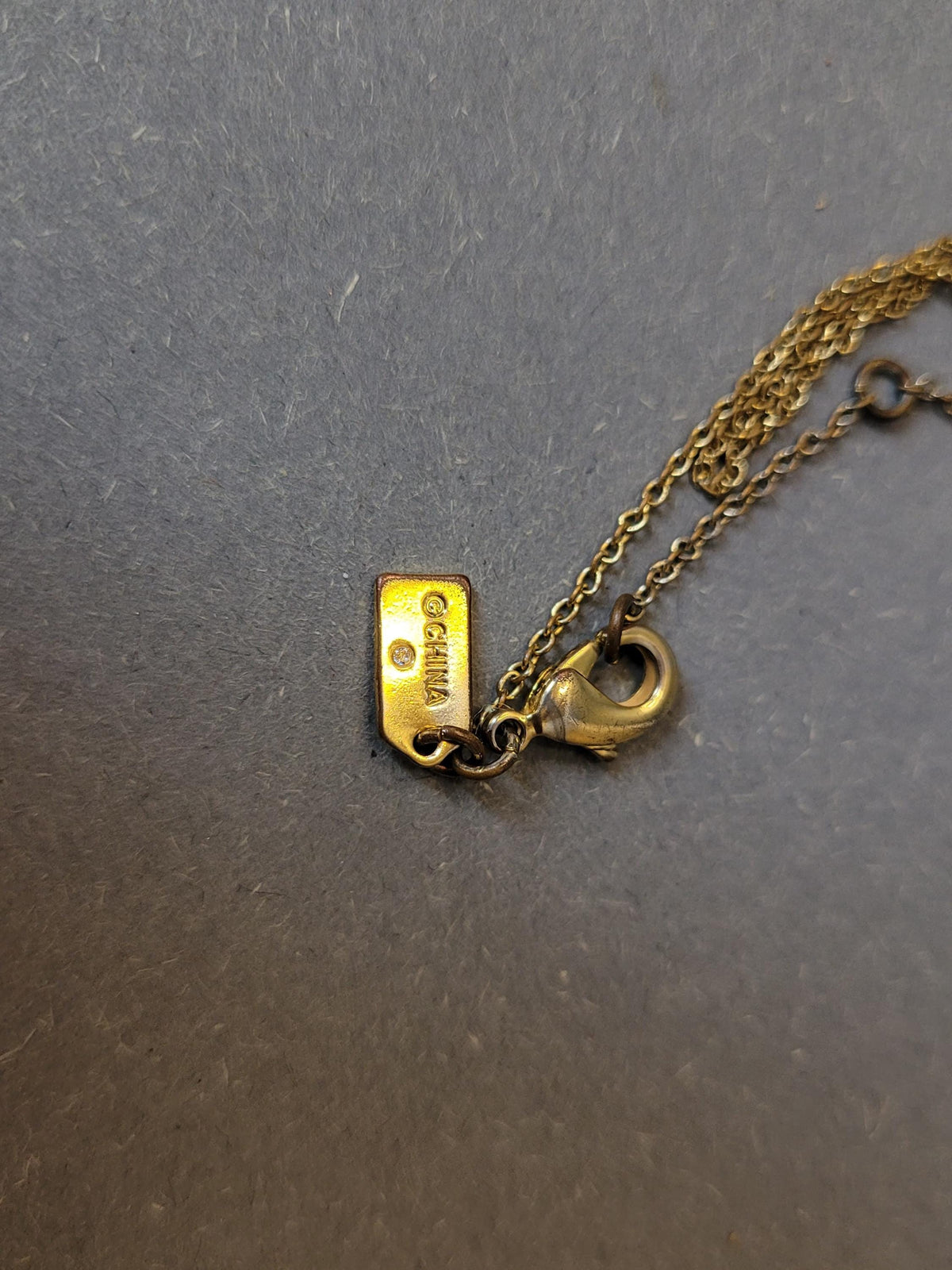 Rückseite des runden Logo-Charms