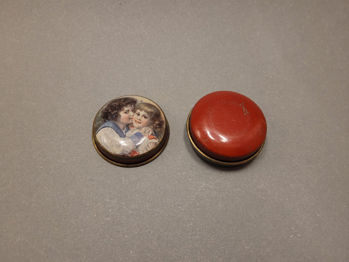 Dose mit Ring und kleinem Schmuckstück gefüllt