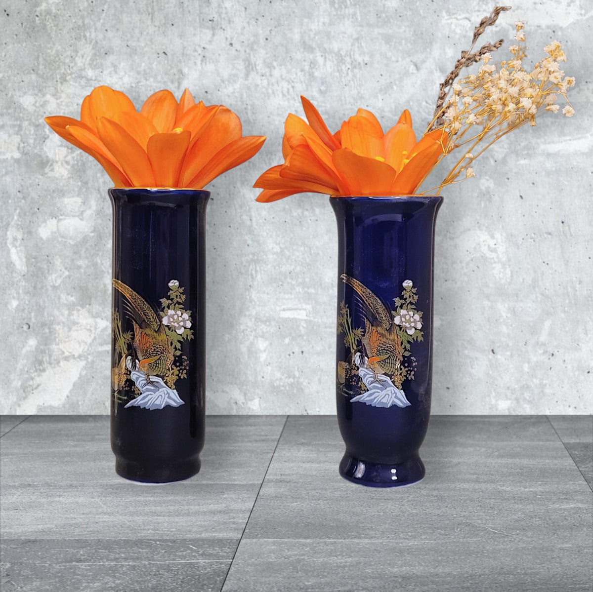 Kobaltblaue Miniaturvase mit goldenen Fasanen, Chinoiserie, Gesamtansicht