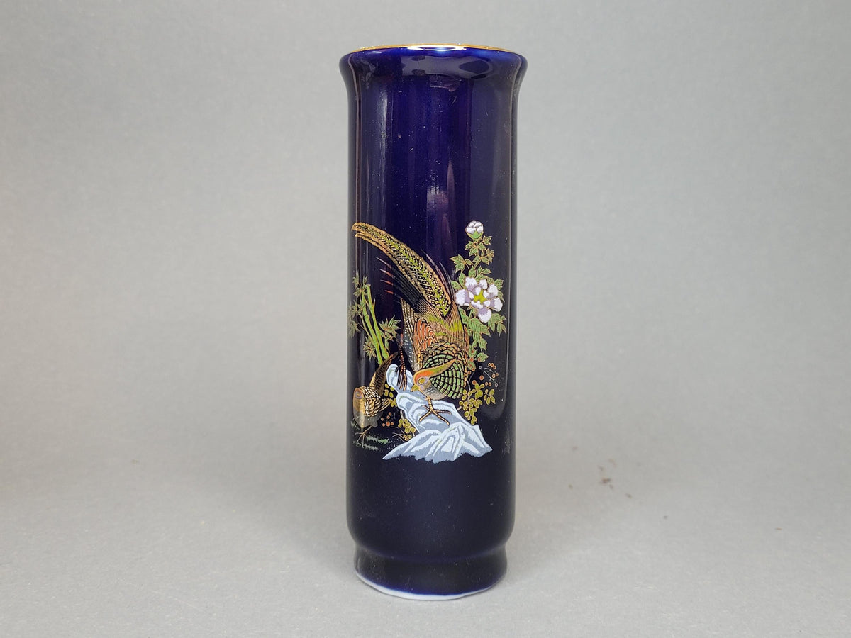 Bunte Blumenakzente auf der Porzellanvase