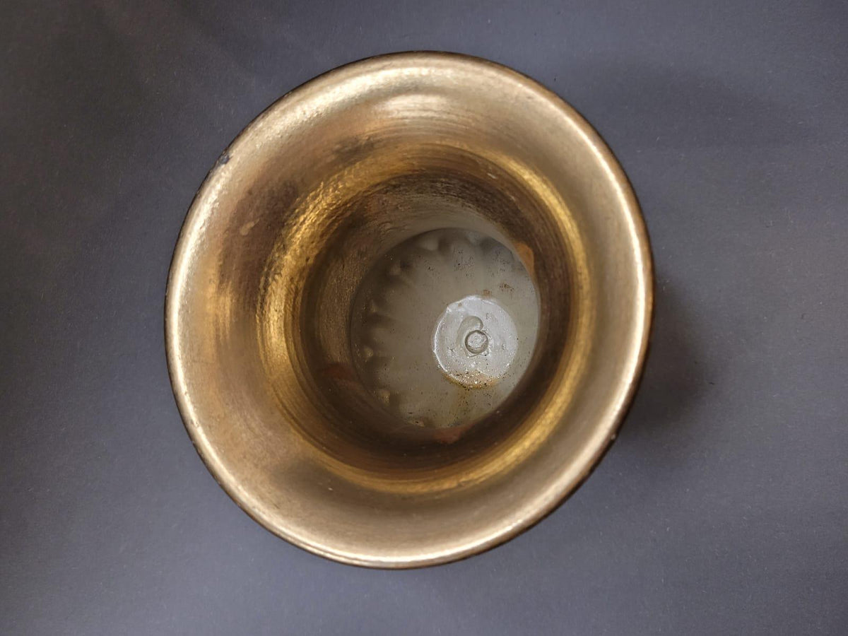 Detail der Kanneluren und des warmen Metallglanzes