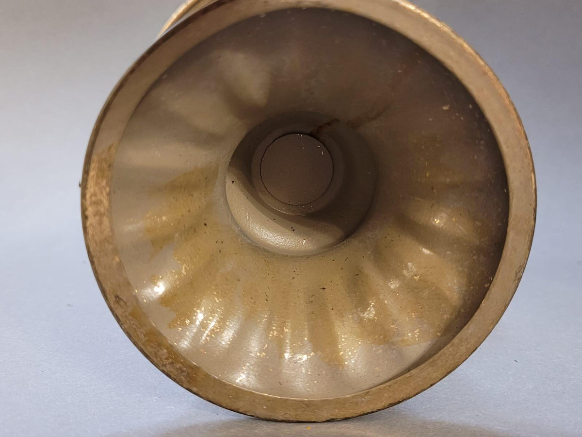 Vintage-Vase im Boho-Interieur auf einem Regal