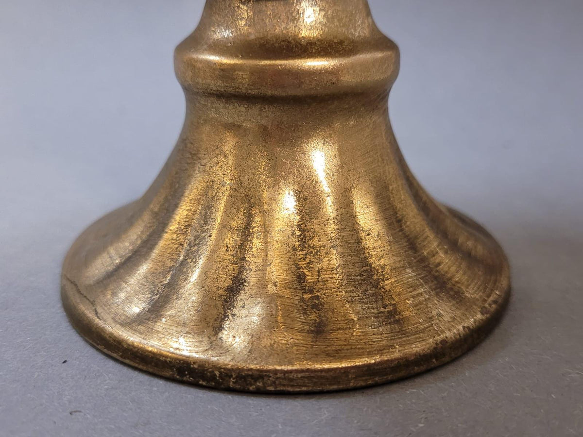 Metallvase mit Trockenblumen als Herbstdekoration