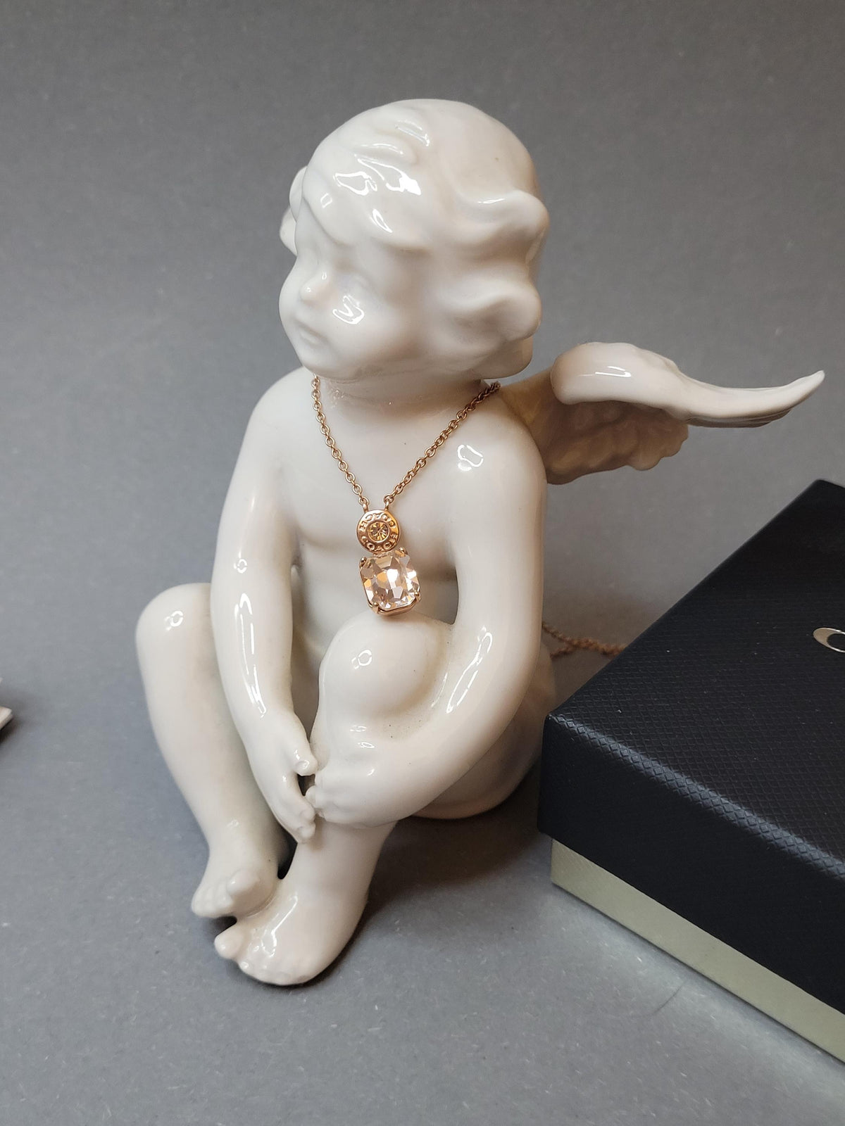 Goldfarbene Kette im Detail