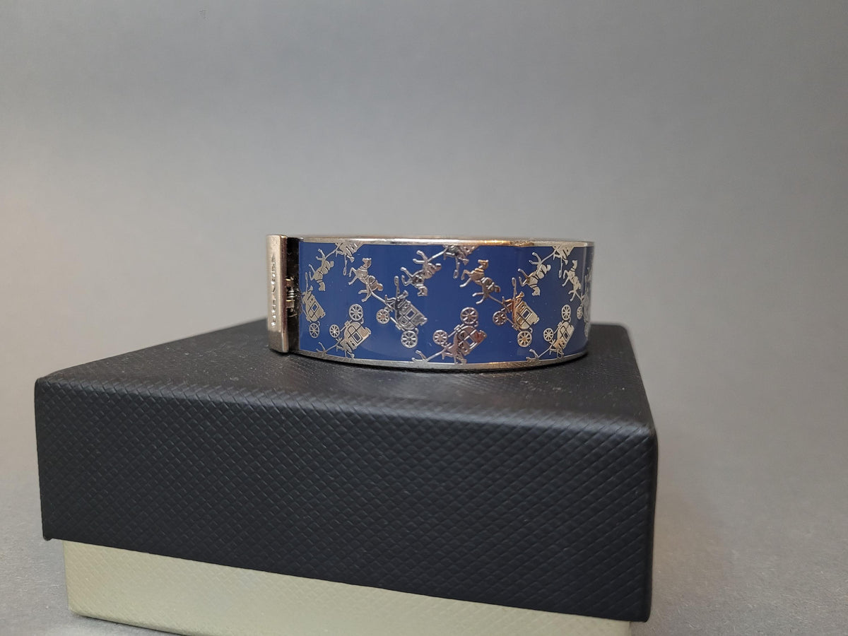 Armband am Handgelenk getragen