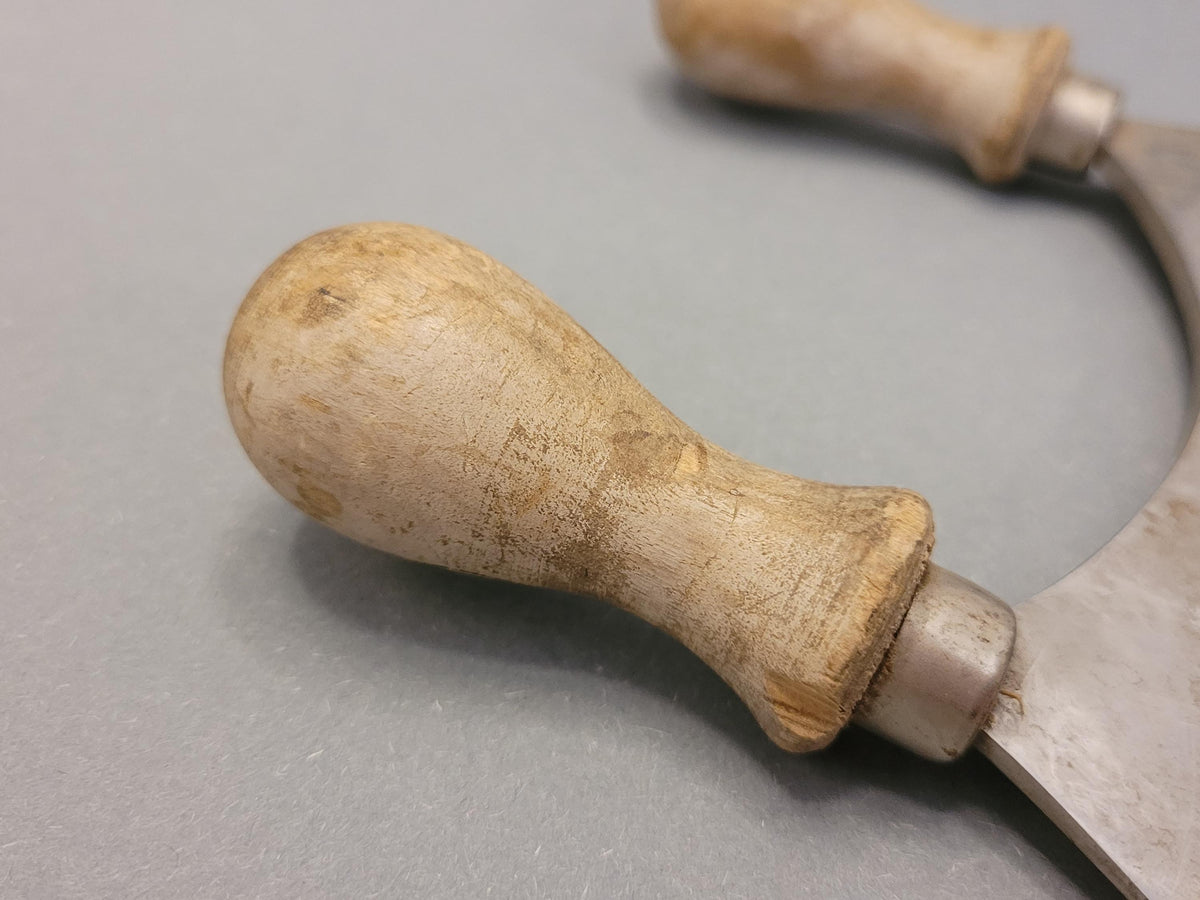 Wiegemesser beim Hacken von Kräutern im Einsatz